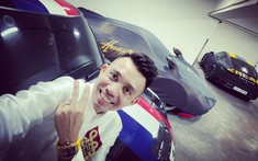 Minh "Nhựa" khoe ảnh chụp cùng dàn xe khủng dưới garage, Pagani Huayra vẫn bị trùm bạt