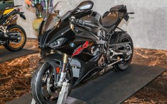 Siêu mô tô BMW S1000RR bán ra tại Malaysia, giá cao nhất 786 triệu đồng