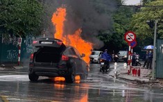Hà Nội: SUV hạng sang BMW X6 bốc cháy ngùn ngụt giữa trời mưa vào ngày 28 Tết