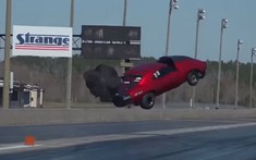 Chevrolet Camaro độ 3.500 mã lực gặp sự cố "bay lên trời" trên đường đua drag, nhưng hạ cánh an toàn