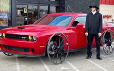 YouTuber độ bánh xe ngựa lạc hậu cho Dodge Challenger Hellcat rồi đi đốt lốp mua vui