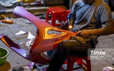 Thị trường dán nilon cho xe trước Tết: thợ thức trắng đêm làm xe trả khách