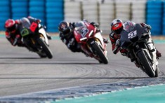 Ducati Panigale V4 S chỉ chậm hơn hai giây so với siêu xe đua MotoGP