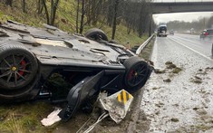 Cố chạy trong mưa bão, tài xế khiến siêu xe Ferrari 812 Superfast lật ngửa trên cao tốc sau khi rời đại lý