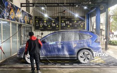 Giá rửa xe cuối năm tăng vọt, có nơi lên đến 300.000 đồng/ô tô vào ngày 30 Tết