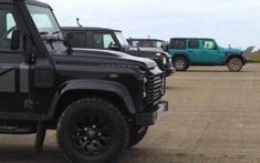 Theo dõi cuộc đua drag kịch tính giữa Jeep Wrangler, Mercedes-Benz G350d và Land Rover Defender mới lẫn cũ