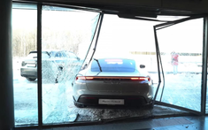 YouTuber người Nga đâm Porsche Taycan Turbo S xuyên cửa đại lý vì "nhầm lẫn chân ga"