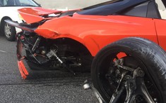 Đua với Lamborghini Huracan, siêu xe McLaren 720S Spider bị tai nạn và gãy trục