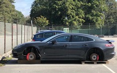 Nằm trong bãi đỗ có hàng rào sắt, Porsche Panamera vẫn bị ăn trộm cả 4 bánh xe