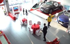 Vào đại lý ô tô Nissan để giao đồ ăn, anh chàng shipper "xuống tiền" mua luôn một chiếc xe