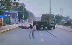 Video: Tài xế ô tô tải đánh lái nhanh như cắt, cứu sống thanh niên ngã xe máy vì con bê chạy sang đường