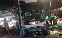 Video: Ô tô khách lao vào quán hủ tiếu bên lề đường tại Đồng Nai, người đàn ông đang ăn dở vội vã bỏ chạy