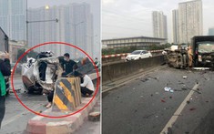 Hà Nội: Va chạm với xe tải trên đường vành đai 3 trên cao, ô tô con lật ngang, bẹp dúm