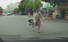 Video: Va chạm với ô tô, người phụ nữ đi xe máy hốt hoảng khi phát hiện con rơi xuống đường