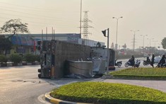 Video: Xe container chở 2 cuộn thép bị lật tại ngã tư của Hải Phòng