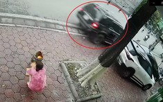 Video: Tài xế lái Ford Escape lao vào vỉa hè, tông liên hoàn 2 ô tô đang đỗ rồi bỏ chạy tại Hải Phòng