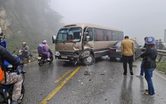 Hòa Bình: Xe khách lấn làn, tông liên hoàn 2 ô tô con Toyota Camry và Toyota Corolla Altis