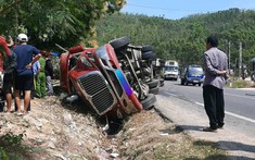 Phú Yên: Xe container lật tại khúc cua, đè trúng xe máy khiến 1 người tử vong