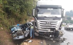 Sơn La: Ô tô biển xanh va chạm với xe đầu kéo, 7 người thương vong
