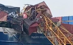 Video: Khoảnh khắc tàu chở 357 container đâm gãy cần cẩu thi công cầu Phước Khánh