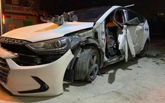 Video: Tài xế buồn ngủ, lái ô tô Hyundai Accent lao vào cửa nhà dân tại Thanh Hóa