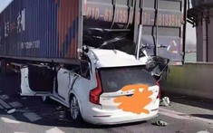 Video SUV hạng sang Volvo XC90 rúc gầm xe container đang đỗ khiến cư dân mạng thắc mắc