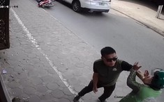 Video: Thiếu quan sát khi đi từ vỉa hè xuống đường, tài xế GrabBike bị người lái ô tô Mazda đấm túi bụi