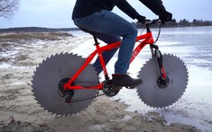 Icycle - Chiếc xe đạp dùng bánh xe bằng lưỡi cưa, di chuyển trên mặt băng dễ như bỡn