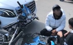 Thanh Hoá: Tông xe máy vào Mercedes-Benz, 2 thanh niên ngồi bệt xuống đường