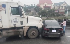 Video: Hyundai Elantra do nữ lái bị xe container tông xoay ngang mặt đường