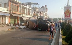 Khánh Hoà: Xe container lật nghiêng, nằm chắn ngang trên Quốc lộ 1A, giao thông ùn tắc