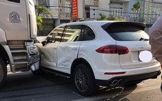 Quy Nhơn: Porsche Cayenne bị xe container tông xoay ngang với mặt đường, thiệt hại trăm triệu đồng