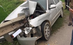 Nghệ An: Tránh xe máy sang đường, Kia Spectra tông vào dải ta-luy khiến phần đầu xe nát bét