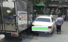 Va chạm giữa xe tải và xe Bentley đắt tiền ngay lối rẽ ra Quốc lộ 1A khiến dân mạng tranh cãi