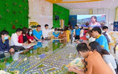Khách hàng hồ hởi tham quan khu đô thị PNR Estella
