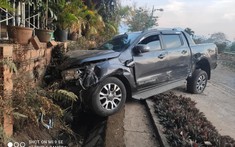 Video: Ford Ranger "cày nát" một đoạn cây xanh trên cao tốc Liên Khương - Prenn trước khi tông vào bức tường