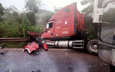 Quảng Ninh: Xe container ôm cua mất lái, lao vào dải phân cách bên đường
