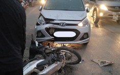 Video quay lại thanh niên chạy xe máy lấn làn, tông thẳng vào đầu xe Hyundai i10