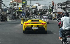 Ferrari SF90 Stradale độc nhất Campuchia lăn bánh trên đường phố thu hút sự chú ý của người đi đường