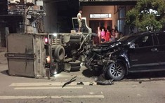 Thái Nguyên: Xe bán tải Chevrolet Colorado nát bét đầu xe sau khi tông lật nghiêng xe tải trên đường