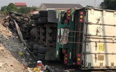 Quảng Trị: Xe container tông dải ta-luy trước khi lao xuống vệ đường rồi lật nghiêng, tài xế thoát chết
