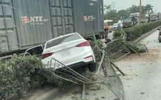 Video: Va chạm với xe container trên QL5, Hyundai Accent húc bay dải phân cách, nằm xoay 180 độ