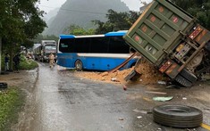 Hoà Bình: Xe khách nát bét đầu xe sau va chạm với xe tải, 3 người tử vong