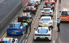 Cảnh sát lật tẩy chiêu trò chống "phạt nguội" trên 2 chiếc siêu xe Lamborghini và Nissan GT-R
