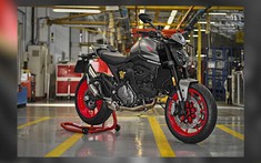 Những chiếc Ducati Monster 2021 thế hệ mới đầu tiên đã lăn bánh ra khỏi nhà máy của Ducati