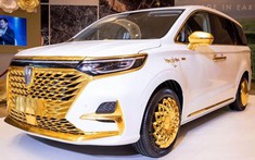 Chói mắt trước chiếc Roewe iMax8 400TGI 2021 mạ vàng óng ánh