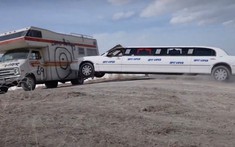 Theo dõi một chiếc limousine đâm xuyên qua một chiếc RV ở tốc độ 112 km/h