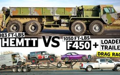 Theo dõi cuộc đua drag "cực chậm" giữa xe quân sự HEMTT 8x8 và Ford F-450 kéo 3 xe phía sau