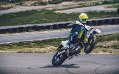 Husqvarna ra mắt phiên bản 2021 của Supermoto 701 với một số thay đổi "nhỏ nhưng có võ"