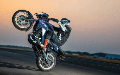 Stunter người Ấn Độ lập kỉ lục người bốc đầu xe máy 400m nhanh nhất thế giới